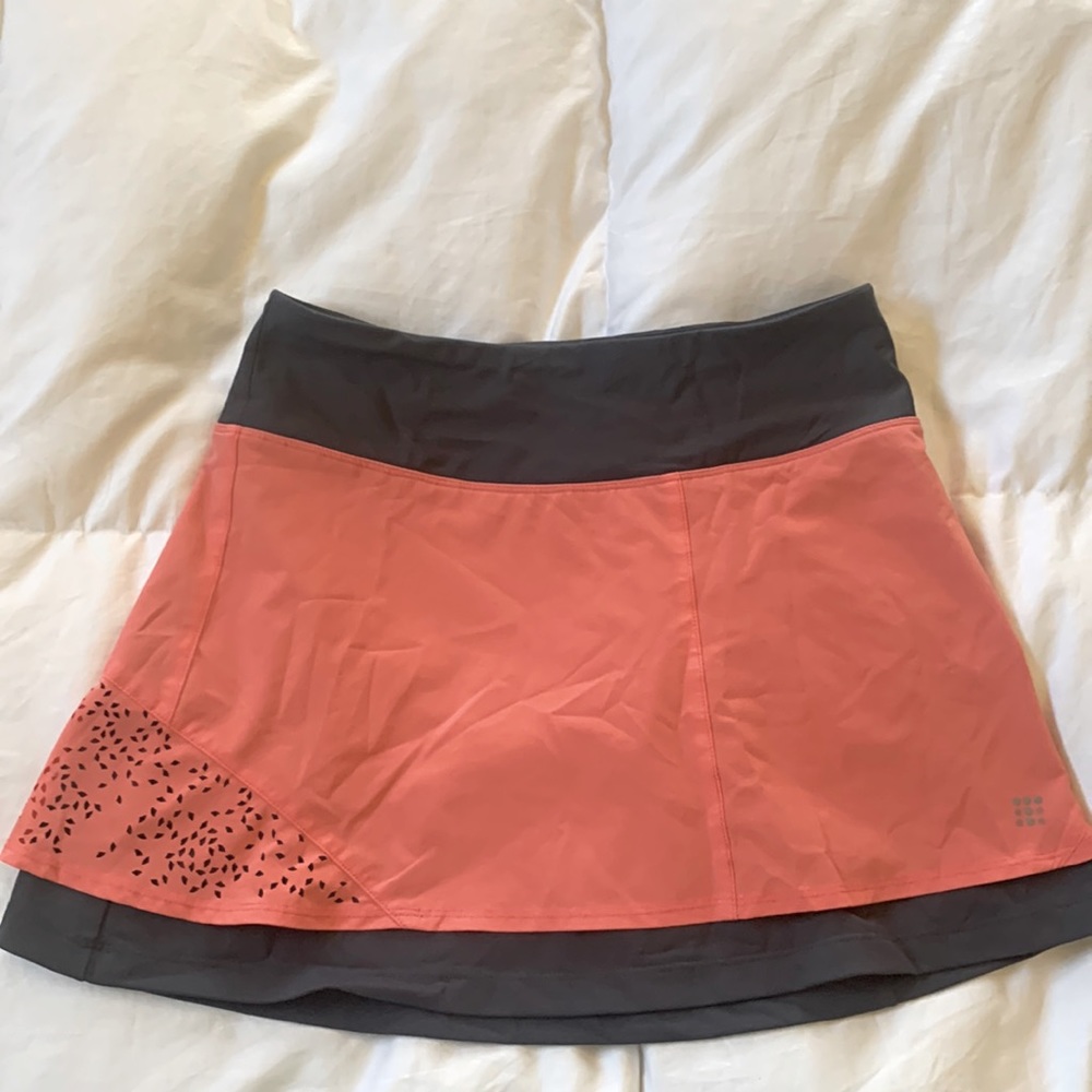 Title nine Golf skirt, XS, color is a salmon color and gray. Great condition